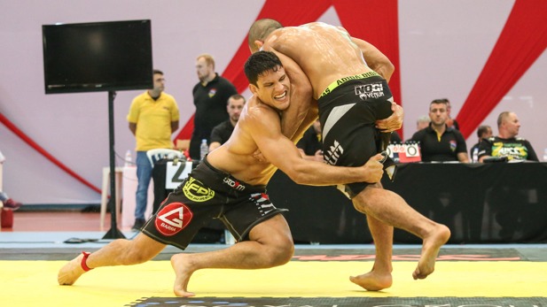 99kg final Felipe Pena tries to take down Rodolfo